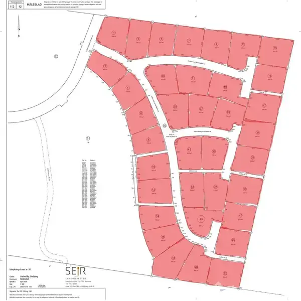 Kort viser en række nummererede byggegrunde i lyserød, arrangeret langs buede veje. Området er detaljeret med grundstørrelser og vejnavne, men ingen yderligere tekst.