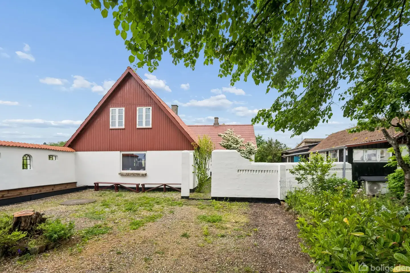 NATURSKØN BELIGGENHED OG VILLA MED POTENTIALE