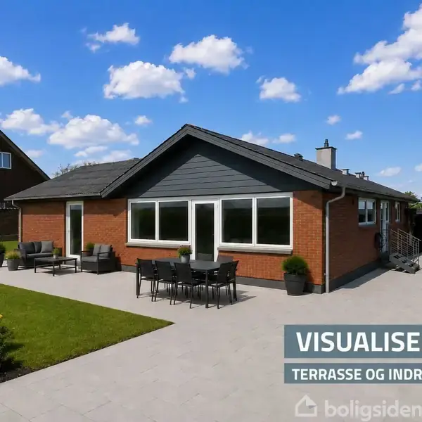 Rødt murstenshus med store vinduer og grå tag, omgivet af en terrasse med havemøbler. Græsplæne og træer i baggrunden. Tekst: "VISUALISERING TERRASSE OG INDRETNING."