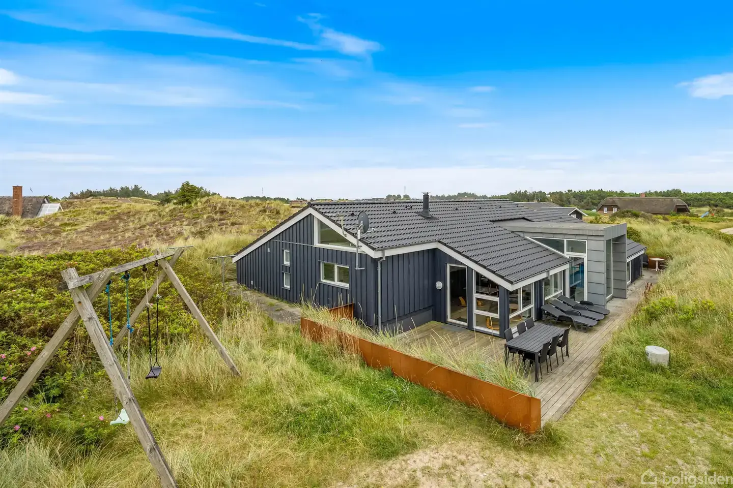 Poolsommerhus på en kuperet naturgrund