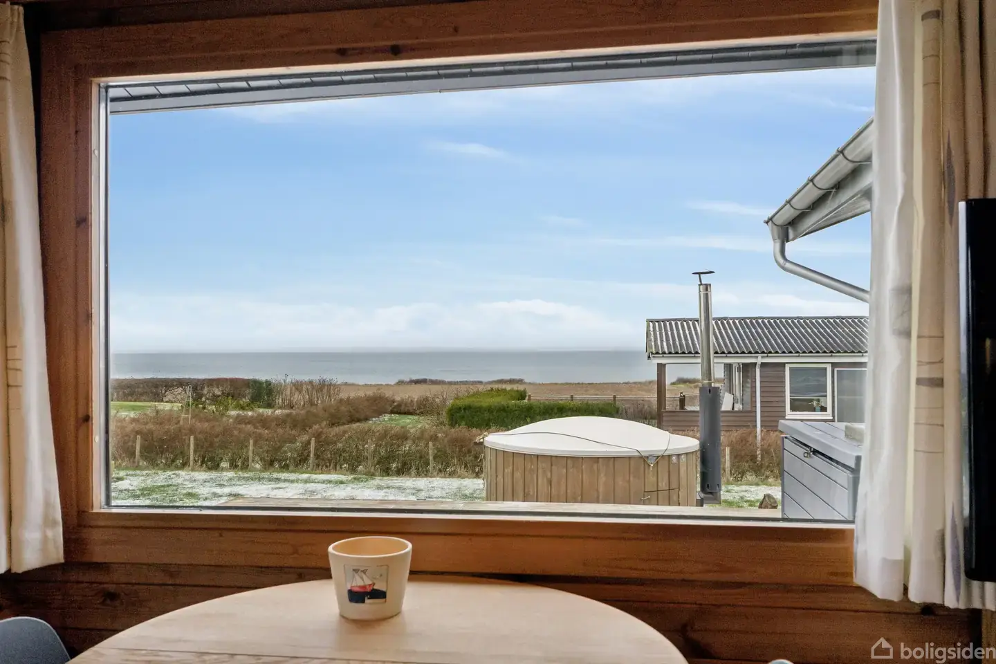 CHARMERENDE SOMMERHUS MED BETAGENDE UDSIGT