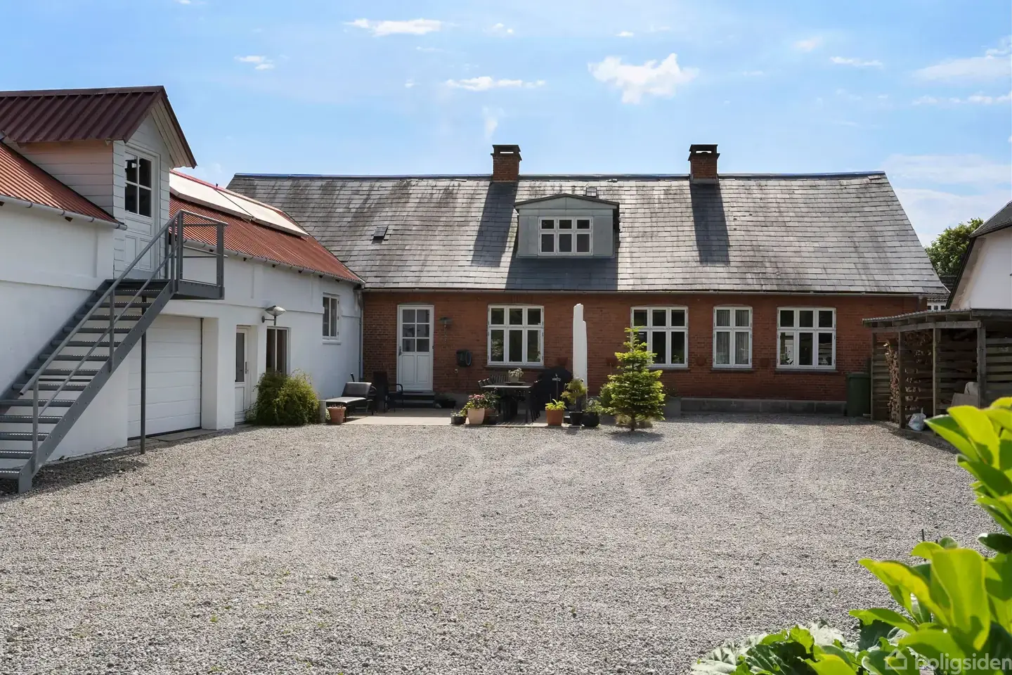 Stor villa med mange rum og godt værksted!