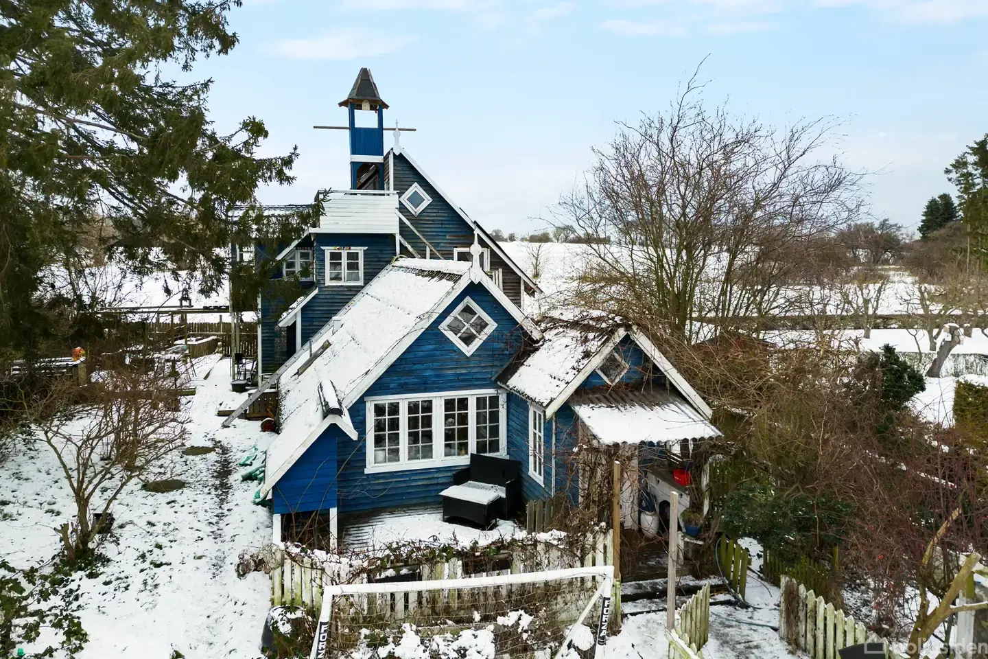 Unik boligoplevelse i Sandvig – stort træhus med tagterrasse og udsigt