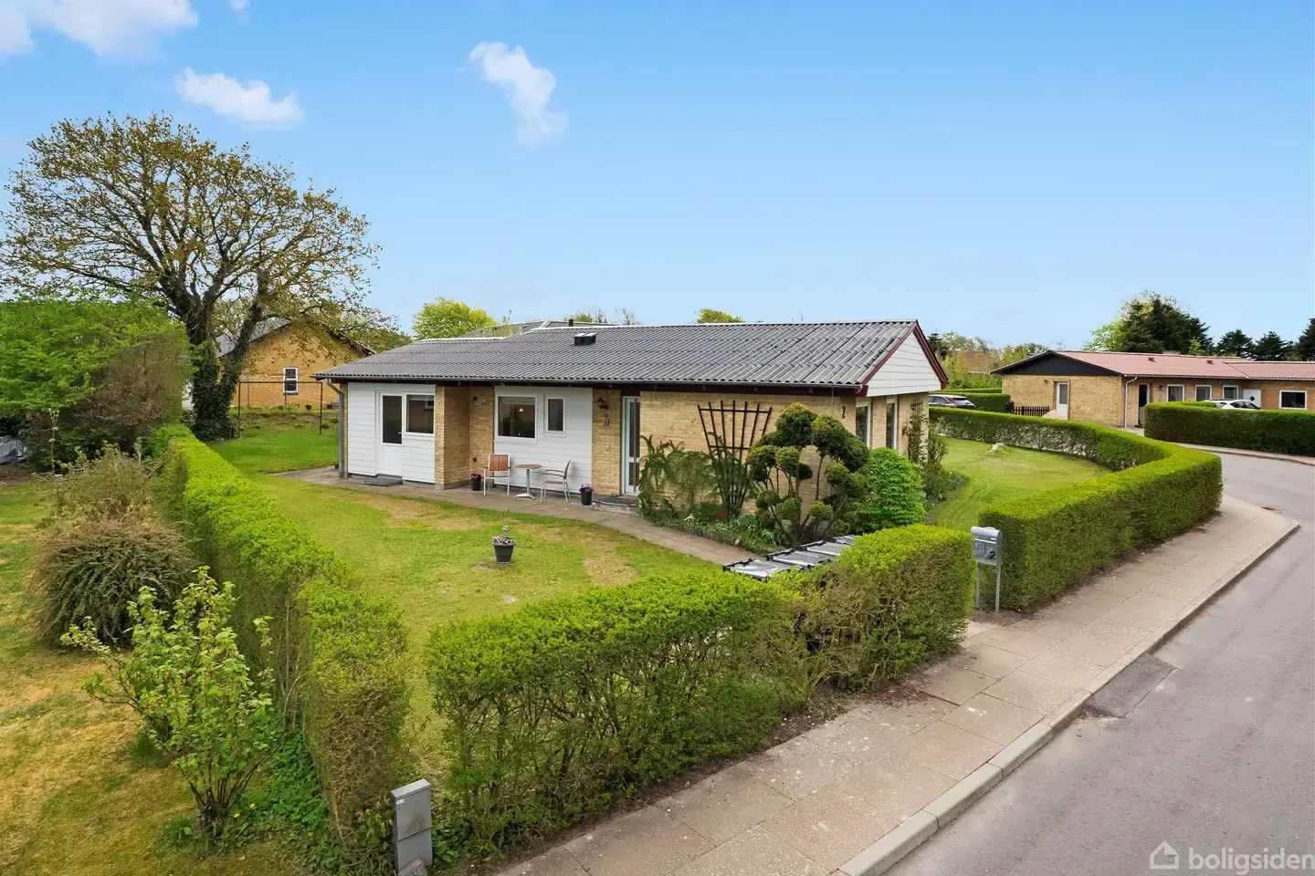 Velholdt hus på rolig vej