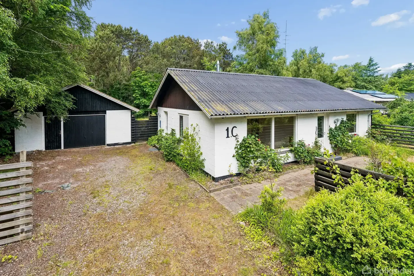 Flot hus i naturlige omgivelser kort fra stranden