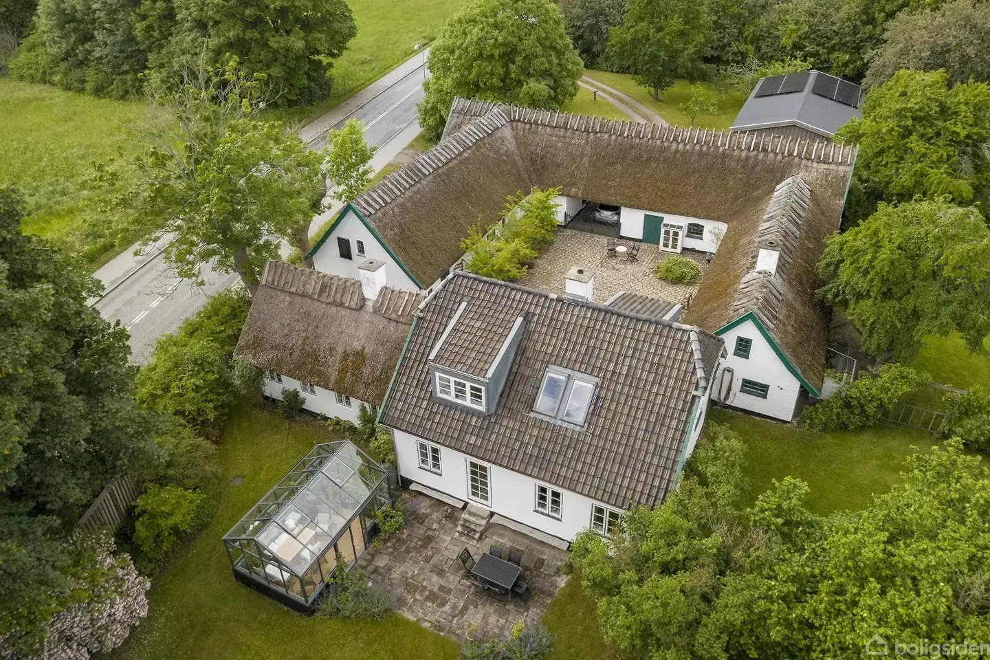 Charmerende velholdt 4 længet landejendom nær skov og skole.