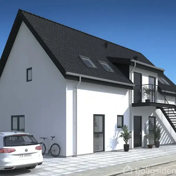 En hvid to-etagers bygning med sorte tagrender og en udvendig trappe. Foran er der en parkeret hvid bil med nummerpladen “YZ 42 820” samt en cykel. Omkring er der grønne træer.