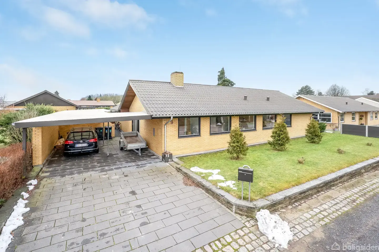 Familievenlig bolig med god planløsning, carport og have med plads til både leg og afslapning.