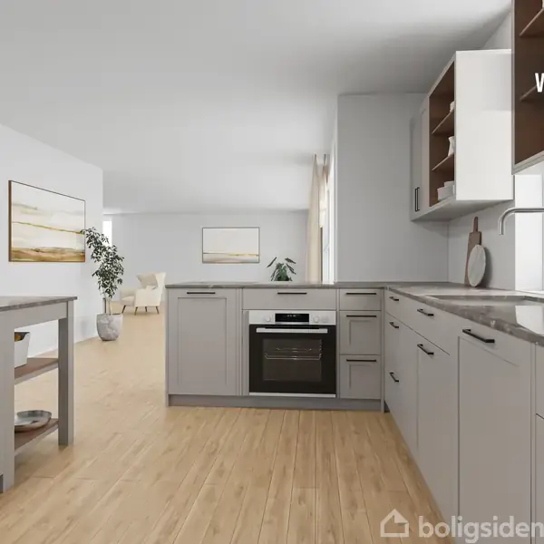 Et moderne køkken med grå skabe omgiver en indbygget ovn. En bordplade i mørkt materiale understreger det enkle design. Stuen i baggrunden har træmøbler og vægkunst. Tekst: "VISUALISERING".