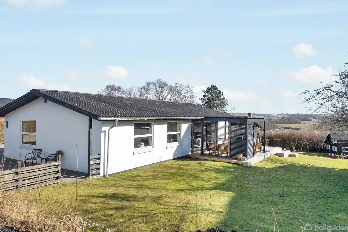 Velholdt villa med lækkert køkken-alrum, sydvendt terrasse og tryg landsbystemning – midt i Ellidshøj