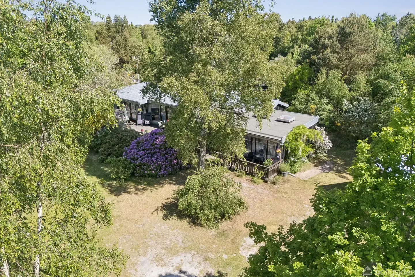 Rummeligt fritidshus på 140 m² tæt på kysten med anneks og stor grund