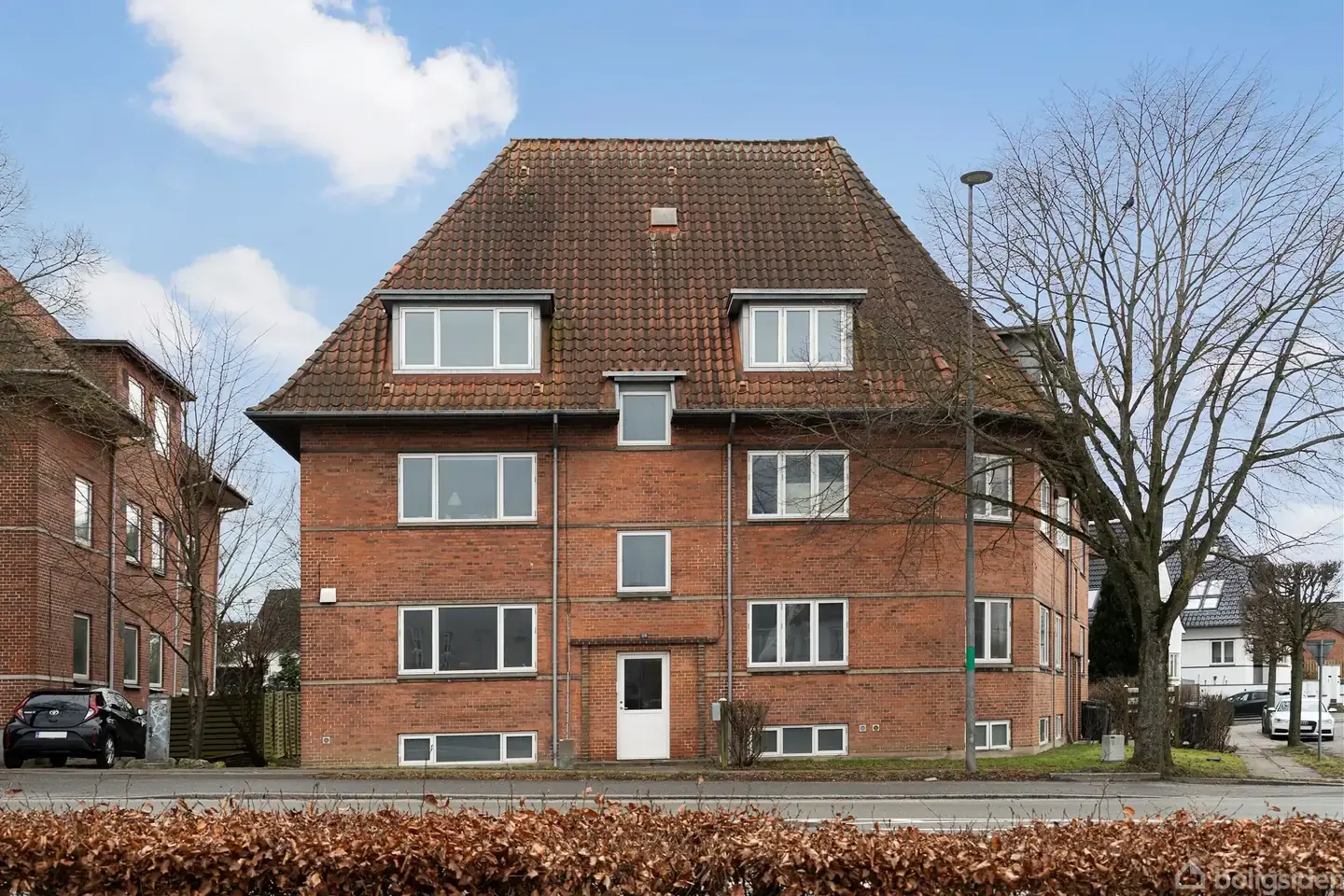 Velindrettet 2v'er et stenkast fra byen!