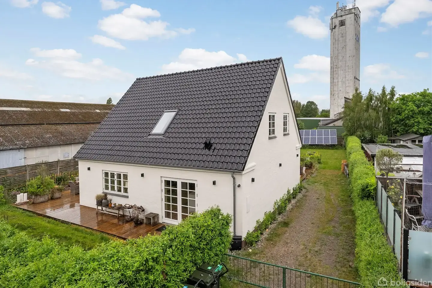 På Vinkelvej 5 i Ballen får I en sjælden mulighed for at overtage en gennemrenoveret bolig og en gennemført stil.