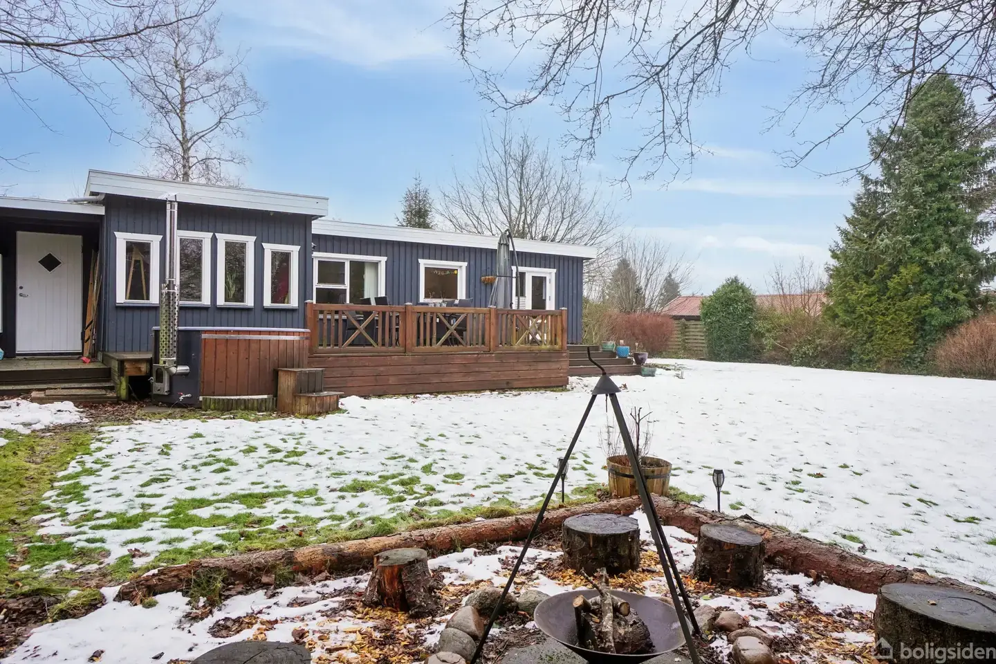 Sommerhus med lækker terrasse med indbygget vildmarksbad.