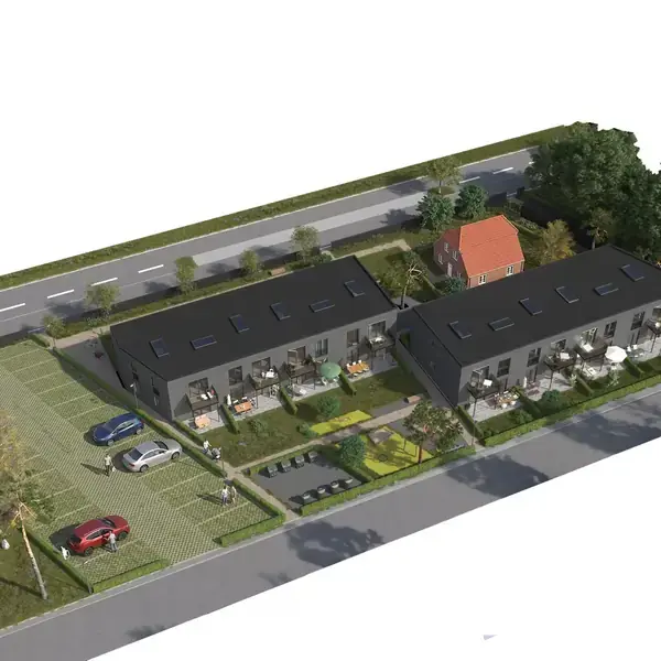To rækker moderne rækkehuse står stille i et parcelhusområde. Foran er der anlagt haver. Veje løber forbi på begge sider, og parkerede biler ses omkring områderne.