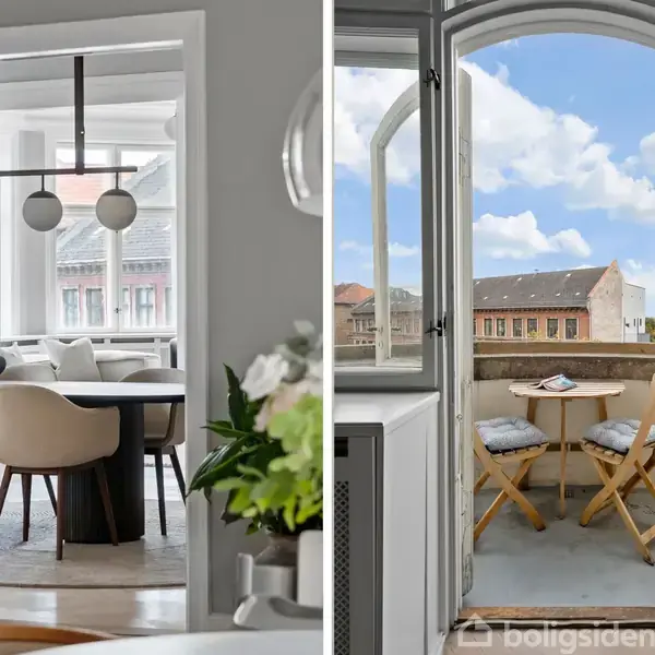 En spisestue med elegante stole omkring et bord, set gennem en døråbning. Ved siden af, en åben altandør med udsigt til en lille balkon med stole og et bord.
