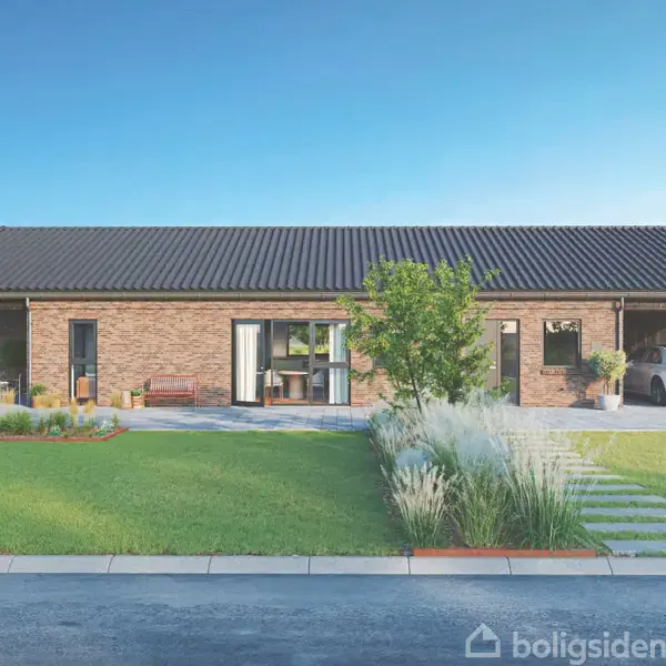 Et murstenshus står stille i en moderne forhave med græs og brolagte trin. Ved siden af huset ses en garage med en bil. Himmelen er klar og blå.