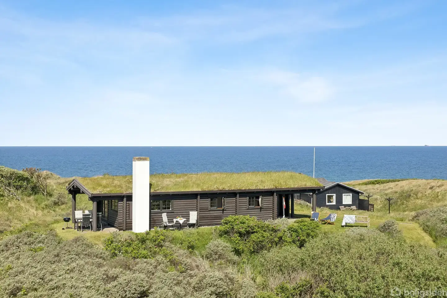 Norsk bjælkehytte med panoramaudsigt til havet