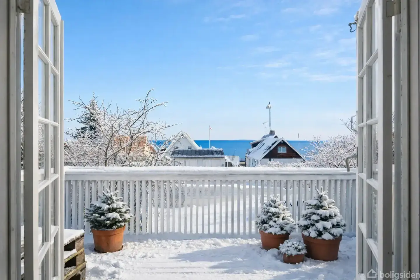 144 etagemeter med privat strandgrund og skovadgang
