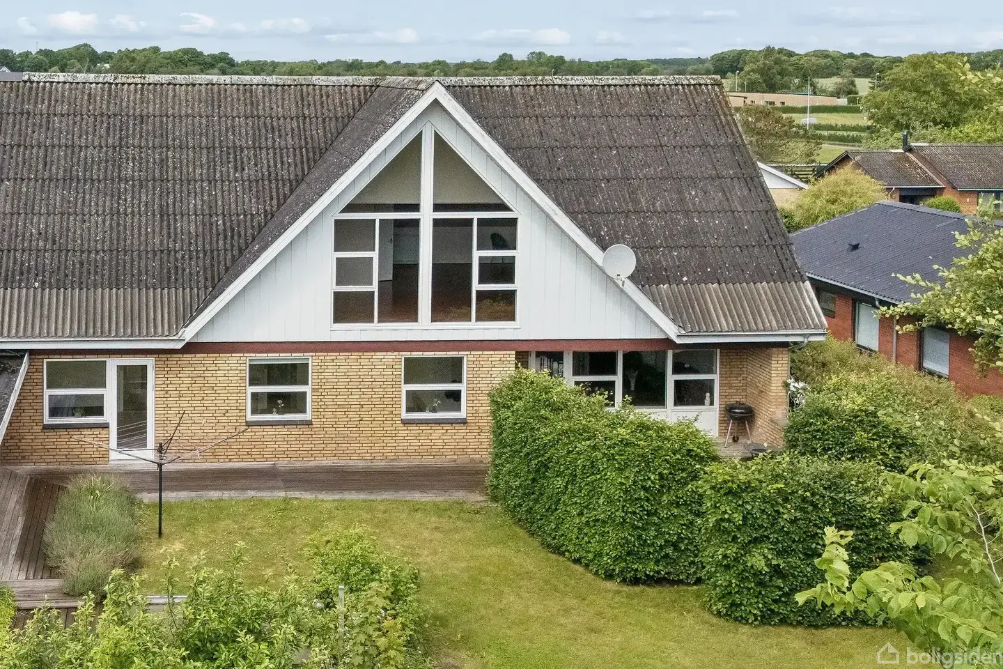 Stor og indbydende familieilla på hele 253 m2 i attraktive Hørby Skoleby.