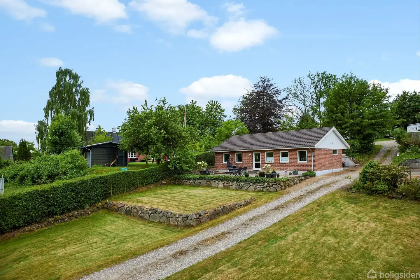 Lyngballevej 10 i Fajstrup byder på en sjælden kombination af landlig idyl, charme og funktionalitet.
