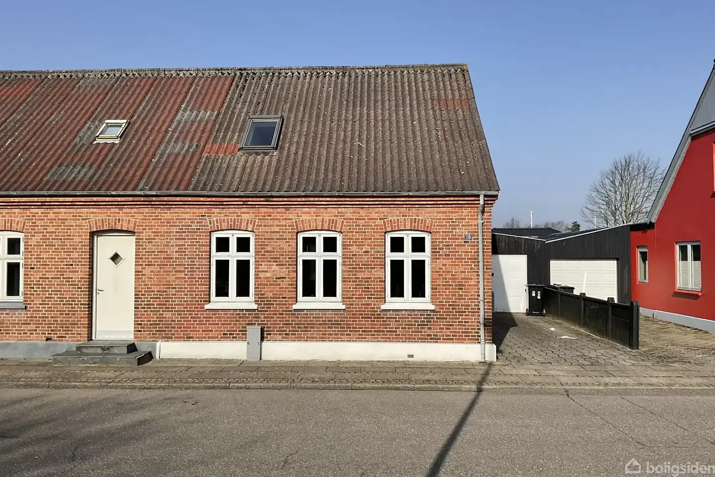 Charmerende og meget velholdt med nyere køkken og bad