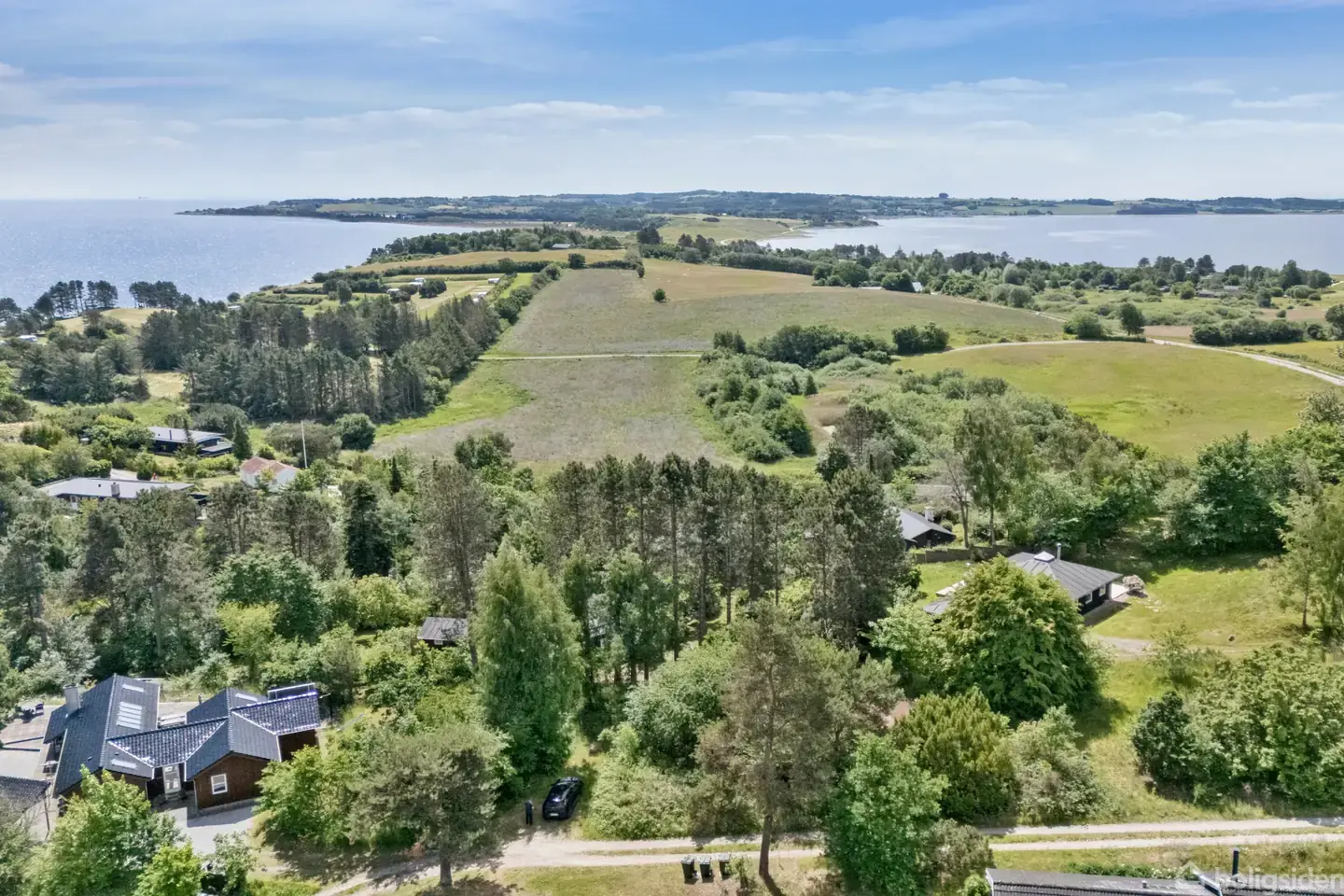 Autentisk fristed beliggende på en stor delvist fredet naturgrund m. kig til vand - Widok 3