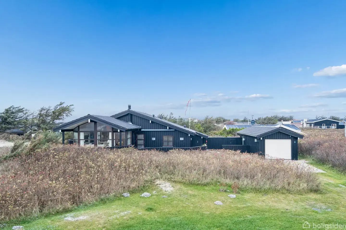 PRAGTFULDT SOMMERHUS I GÅAFSTAND TIL ALT DET, DER GØR BLOKHUS SÅ SKØN