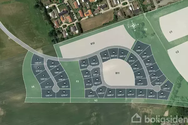 Bykort viser et boligområde med opdelte byggegrunde. Mindst 36 grunde er markeret med numre og kvadratmeter, omgivet af grønne arealer. Områderne er benævnt F4, F3, V2, B11 og B12.