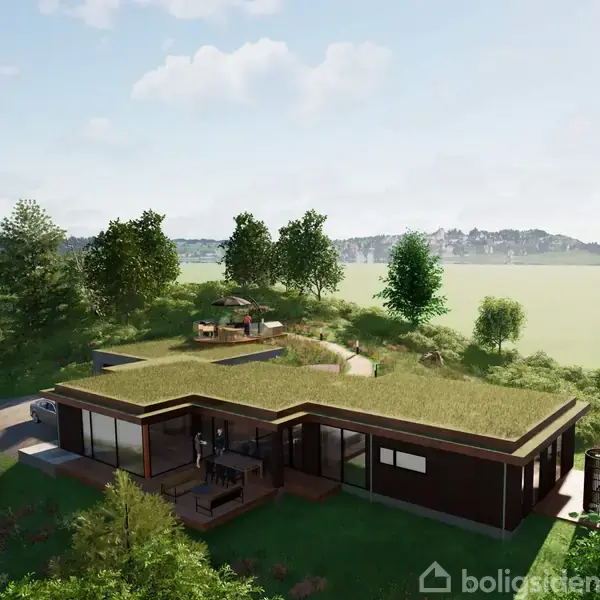 Et moderne hus med græstag i et naturskønt område omringet af træer og marker. Der er en udendørs terrasse, og det ligger i en kuperet landskab tæt på en sø.