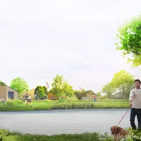 Et par går tur med en hund langs en sø i en frodig park. I baggrunden ses moderne huse, træer og en klar himmel med fugle.