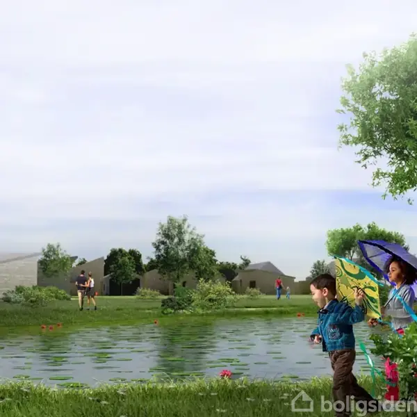 Et barn holder en paraply ved en sø. I baggrunden ses moderne huse og en person, der går tur. Omgivet af træer og græsplæner.