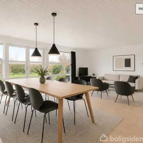 Spisebord med sorte stole står i et lyst rum med store vinduer, udsigt til have. To sorte lamper hænger over bordet. Sofaområde med tæppe og plante. Tekst: "INDRETNINGSFORSLAG".