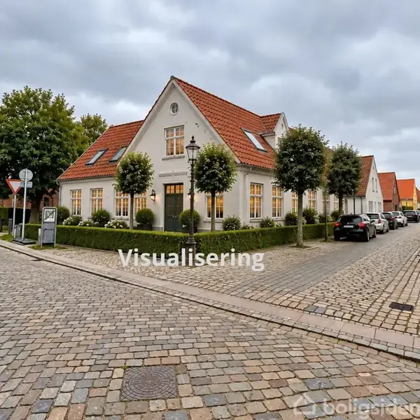 Et hvidt hus med rødt tag står på en brostensgade, omgivet af træer. Flere biler holder parkeret langs vejen. Teksten "Visualisering" er placeret centralt i billedet.