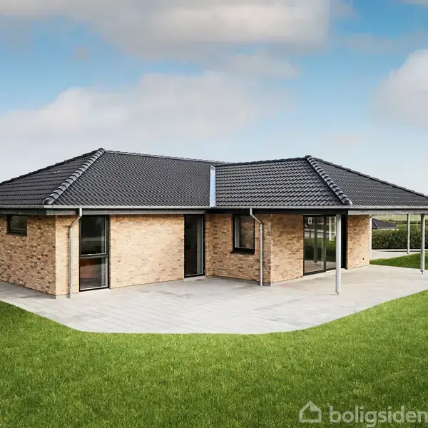 En ensidet etplansvilla med røde mursten og sort tegltag står på en flisebelagt terrasse, omgivet af en velplejet græsplæne. Huset har store vinduer og ligger i et beboelseskvarter.