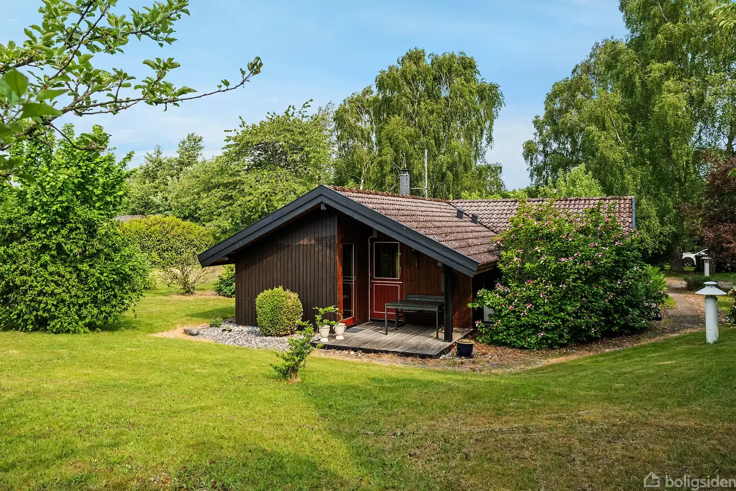 Velholdt sommerhus i Naturpark Mølleåen nær Buresø
