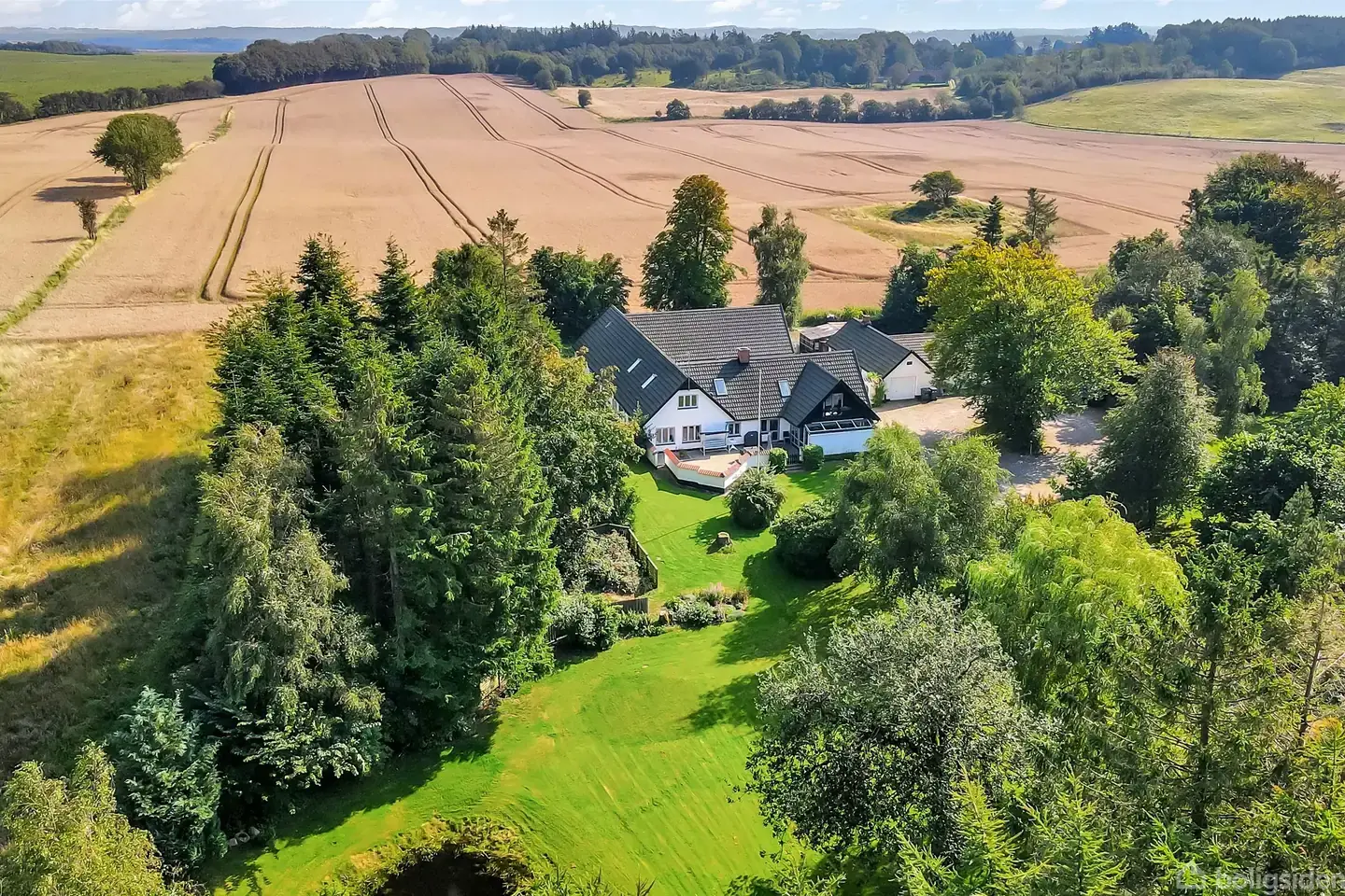Charmerende landejendom med skøn natur