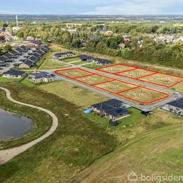 Udviklingsområde med seks markerede byggegrunde mærket som Nr. 18 - 24. Området grænser op til et beboelseskvarter med et naturskønt område med en dam i nærheden.