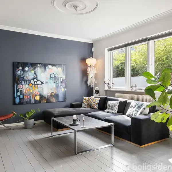 En moderne stue med en stor, sort hjørnesofa står ved siden af et lavt sofabord. En farverig maleri hænger på en mørk væg. Store vinduer giver udsigt til grønne træer udenfor.
