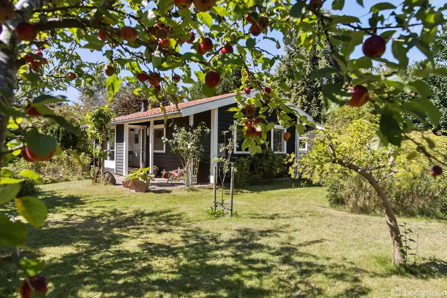 Charmerende sommerhus med eventyrlig have