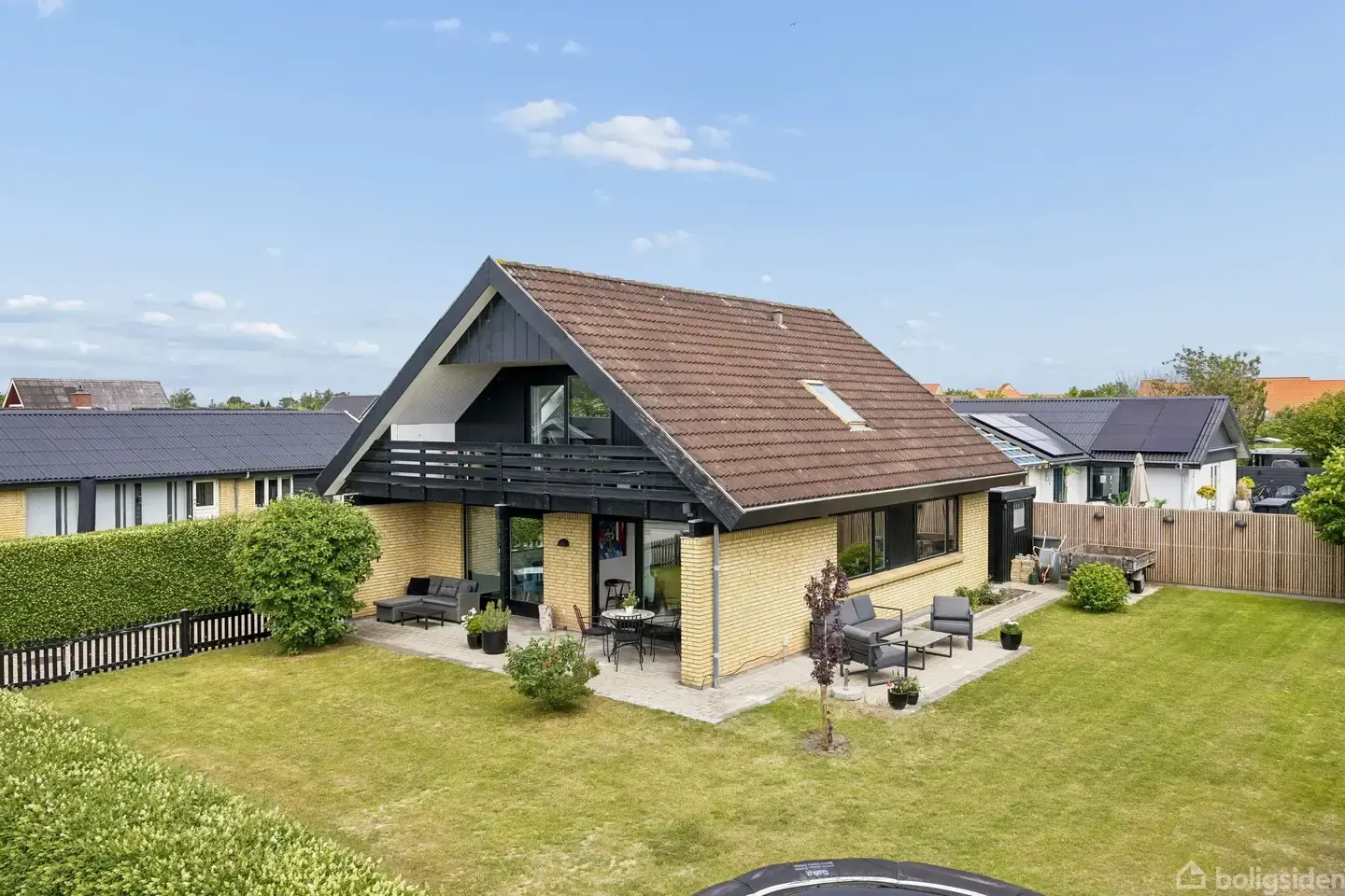 Stor og indbydende familiebolig med vestvendt terrasse, altan, skøn have og masser af plads