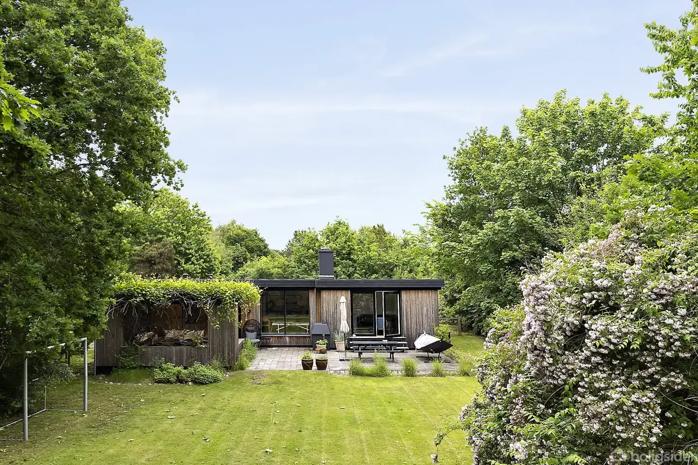 Flot istandsat og moderniseret sommerhus på 116 m² med en fantastisk oase have - Kort afstand til strand og Heatherhill