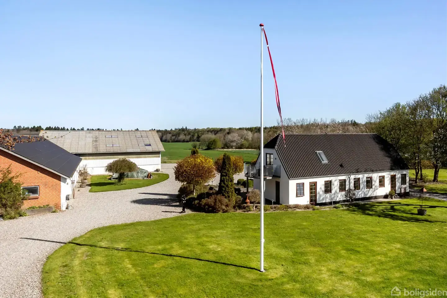 Charmerende landejendom mellem Asferg og Fårup: Moderne komfort!