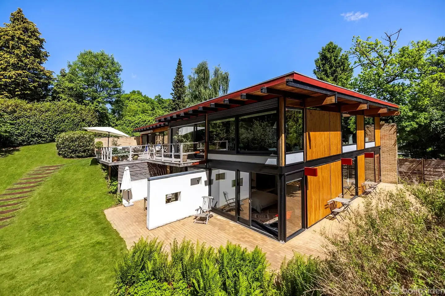 Arkitekttegnet villa i naturskønne omgivelser med 280 etagemeter og enestående lysindfald