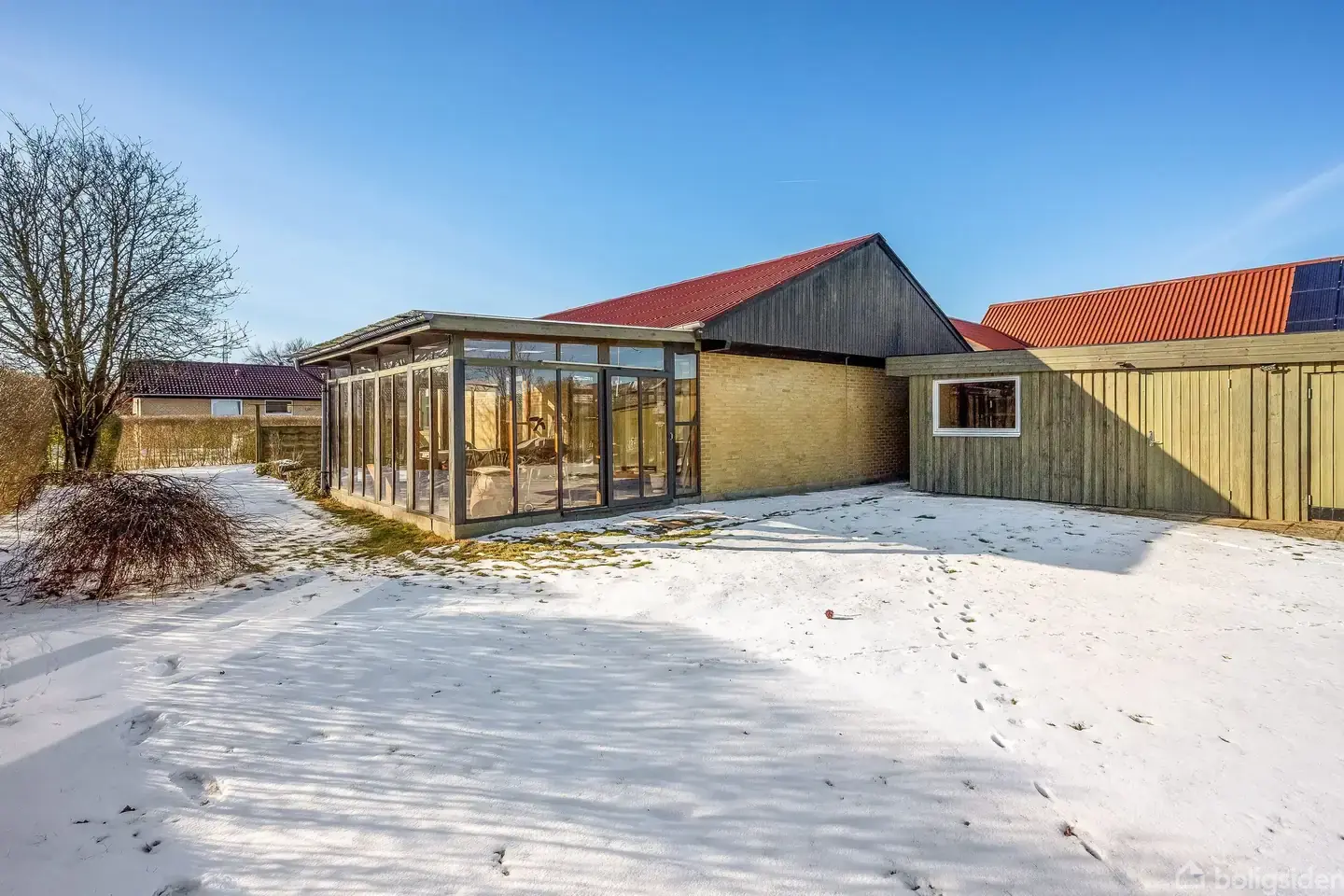 Villa nær Fuglsang Sø med nyere garage på 49 kvm.