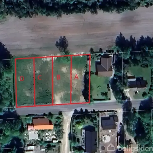 Fire rektangulære parceller, markeret med bogstaverne A, B, C og D, er set ovenfra i et grønt område. Placeringen er i et beboelseskvarter med huse og veje omkring.