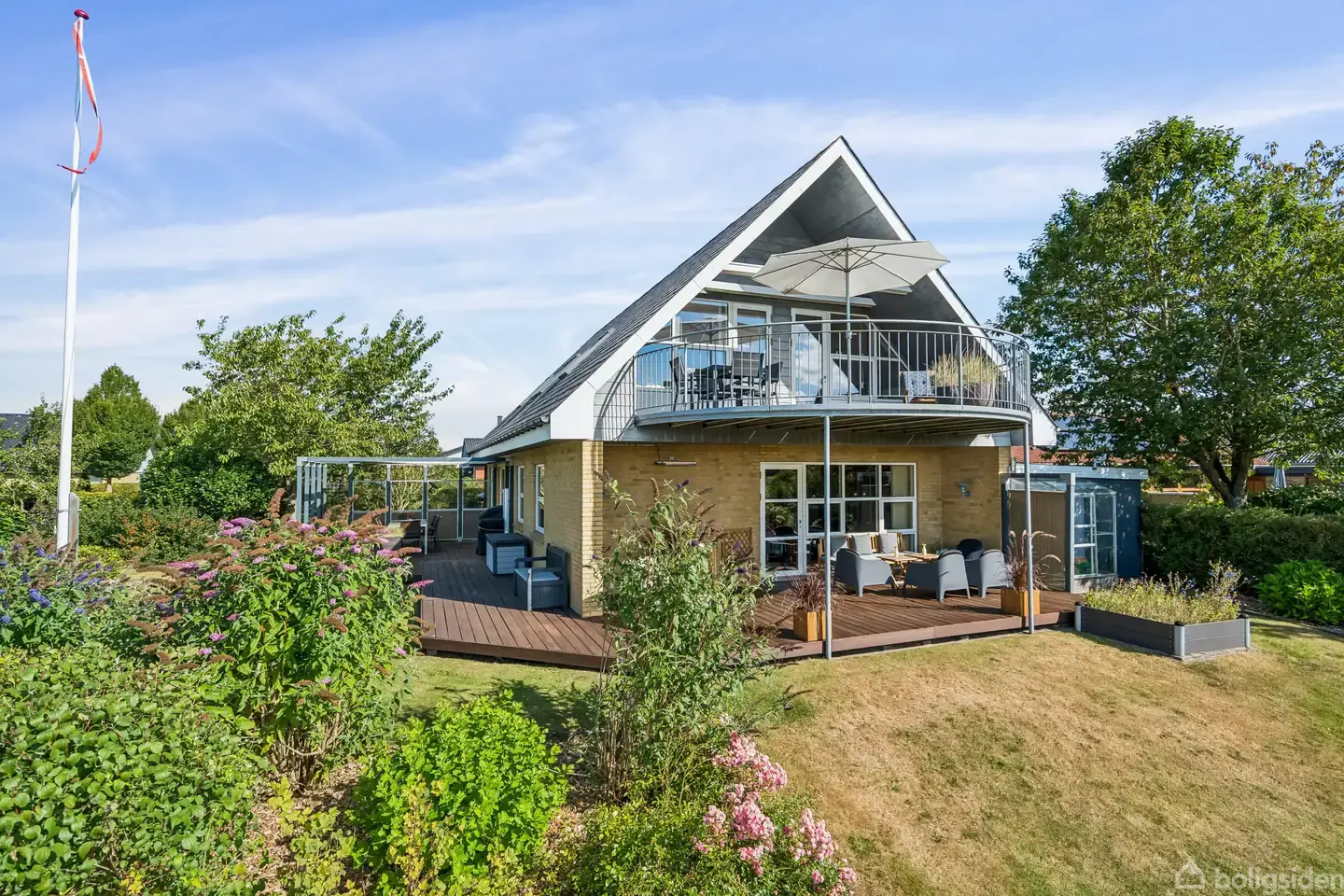 Velbeliggende familievilla med skøn udsigt