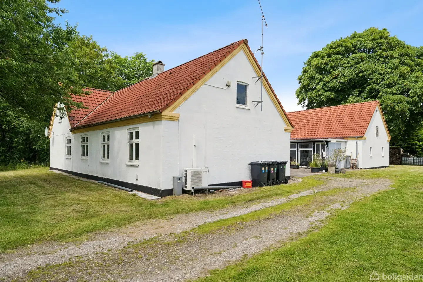 Landejendom på Gullev Byvej 9, 8850 Bjerringbro