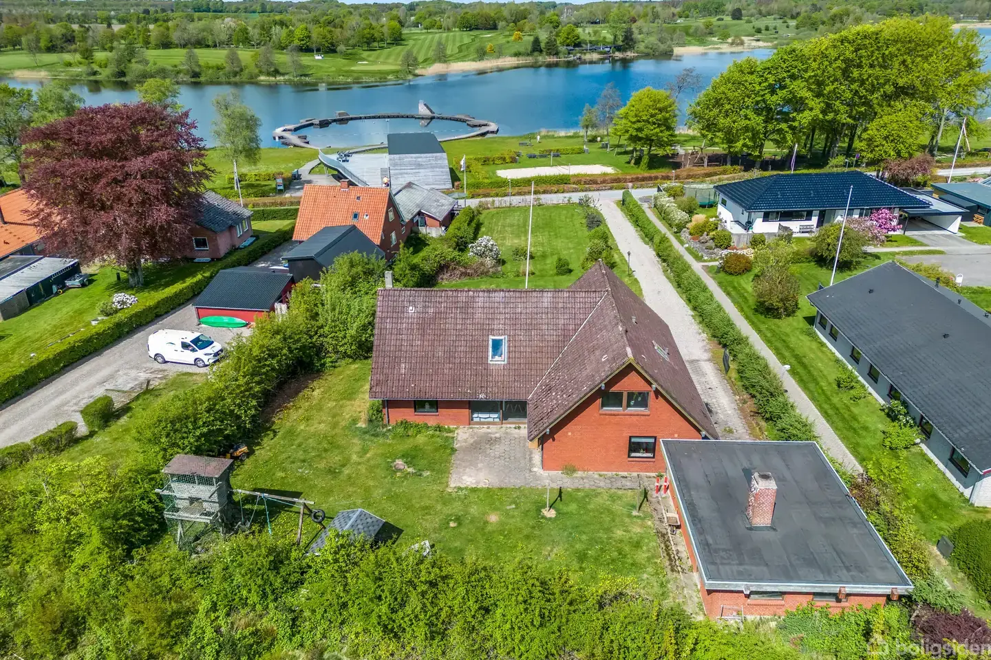 Panoramaudsigt over søen og golfbanen