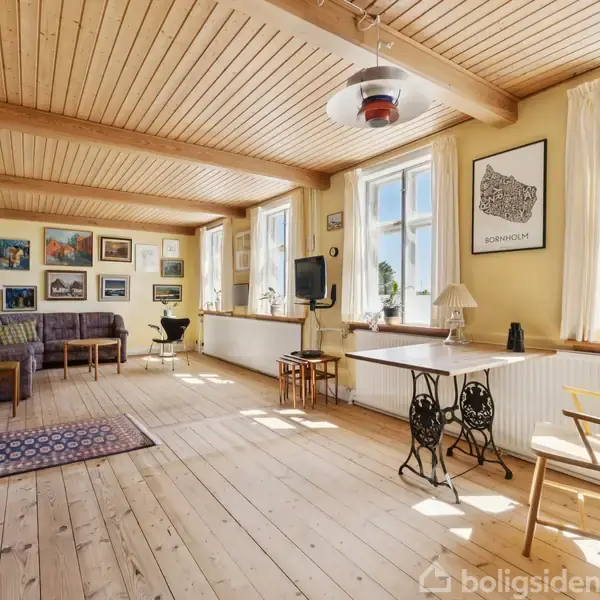 Stue med træloft og trægulv, bord og stole nær vinduer, lamper og kunstværker på væggen. Sollys strømmer ind gennem vinduerne og lyser rummets varme atmosfære op.